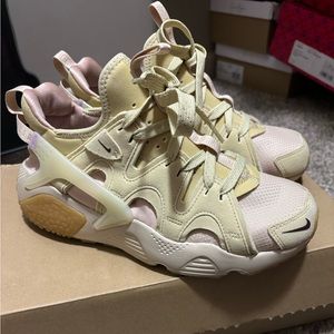 AIR HUARACHE CRAFT SNEAKER IN SANDDRIFT, TEAM GOLD, PINK OXFORD, & EARTH
Nike